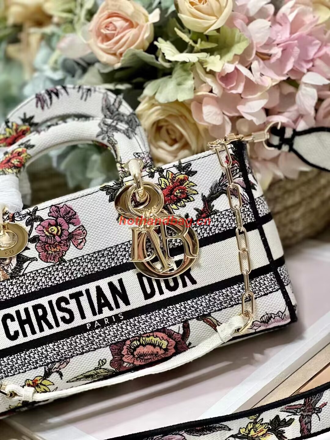 Dior MEDIUM LADY D-JOY BAG Multicolor Petites Fleurs Embroidery M0540ON Dior MEDIUM LADY D-JOY BAG Multicolor Petites Fleurs Embroidery M0540ON