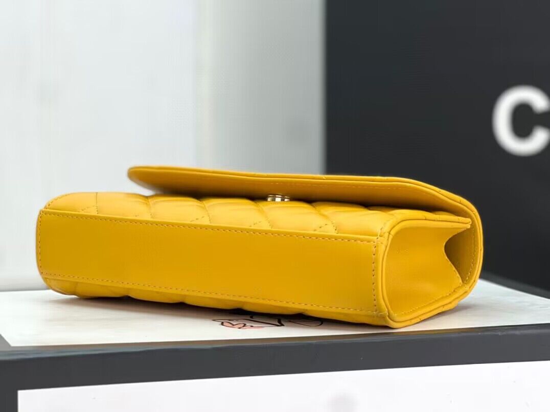 CHANEL 22B Kelly Pearl Top Handle Bag AP3562 Yellow CHANEL 22B Kelly Pearl Top Handle Bag AP3562 Yellow