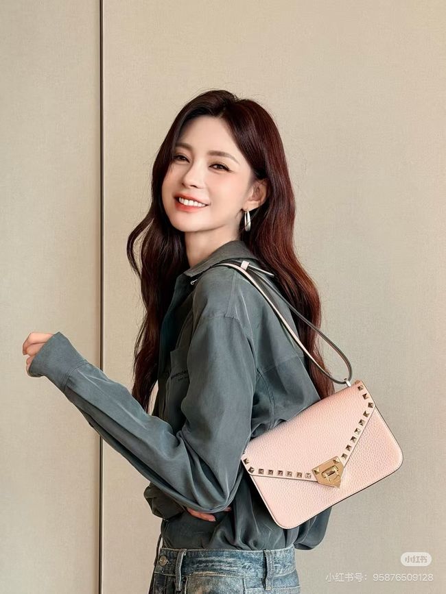 VALENTINO ROCKSTUD Small grained calfskin Shoulder Bag B0T76 pink VALENTINO ROCKSTUD Small grained calfskin Shoulder Bag B0T76 pink