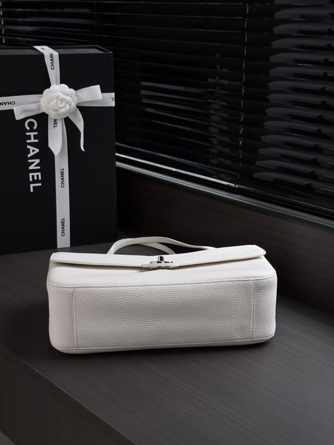 Chanel Maxi Flap bag AS6231 white&Silver-Tone Metal Chanel Maxi Flap bag AS6231 white&Silver-Tone Metal
