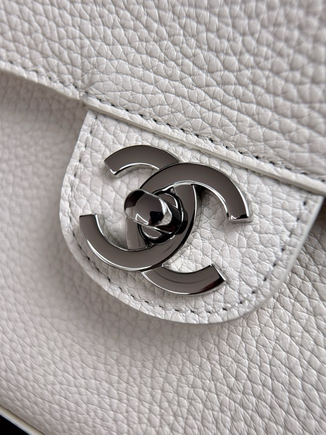 Chanel Maxi Flap bag AS6231 white&Silver-Tone Metal Chanel Maxi Flap bag AS6231 white&Silver-Tone Metal