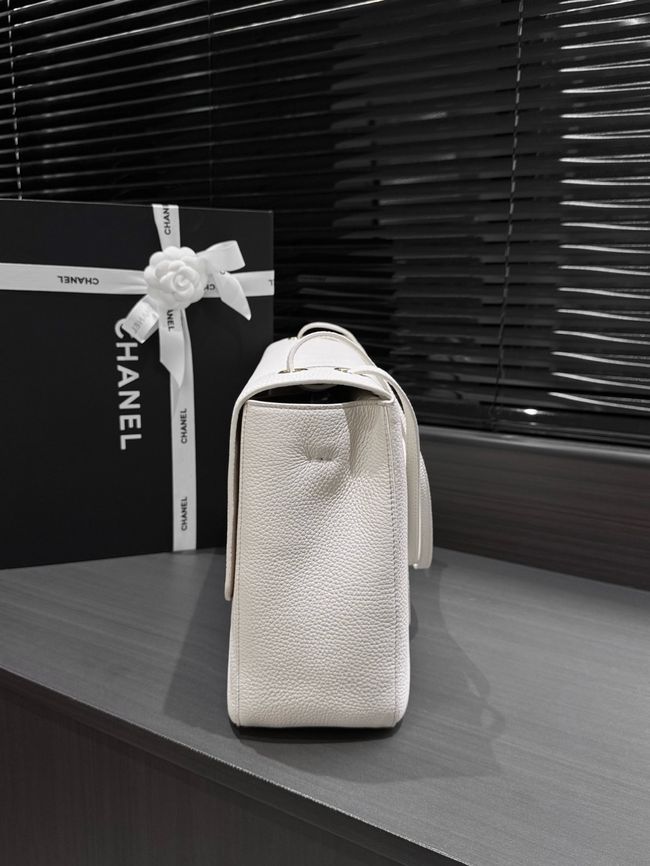 Chanel Maxi Flap bag AS6233 white&gold-Tone Metal Chanel Maxi Flap bag AS6233 white&gold-Tone Metal