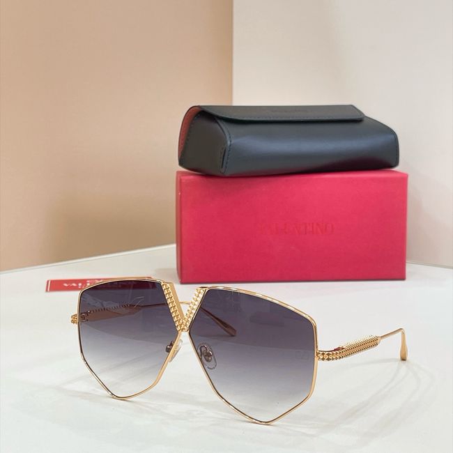 Valentino Sunglasses 821564-4