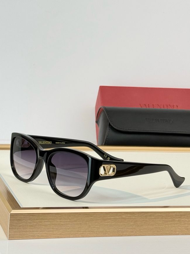 Valentino Sunglasses 821566-3