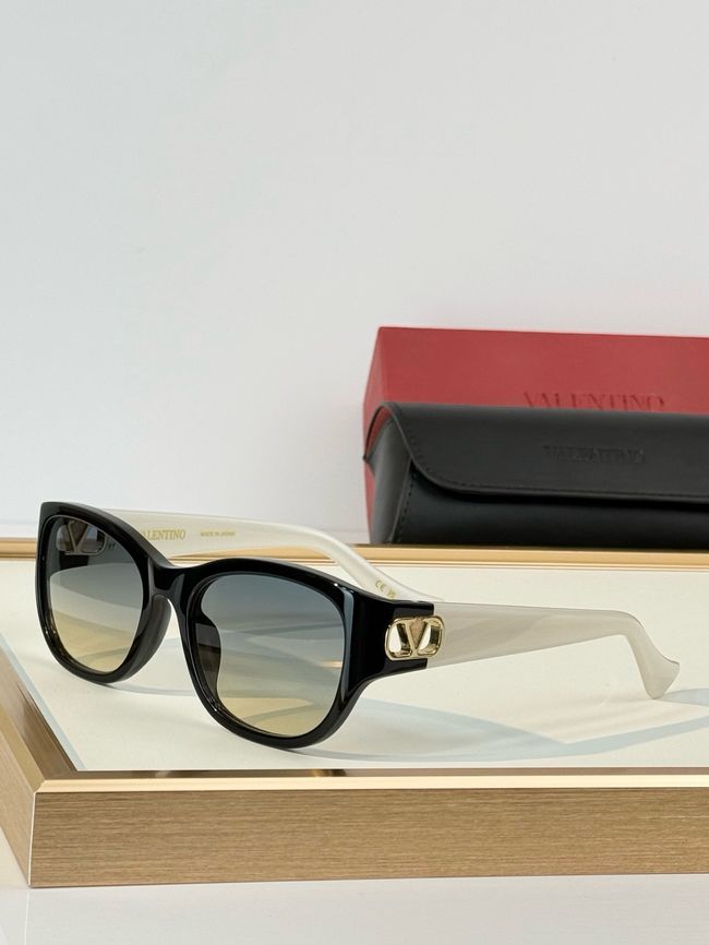 Valentino Sunglasses 821566-4