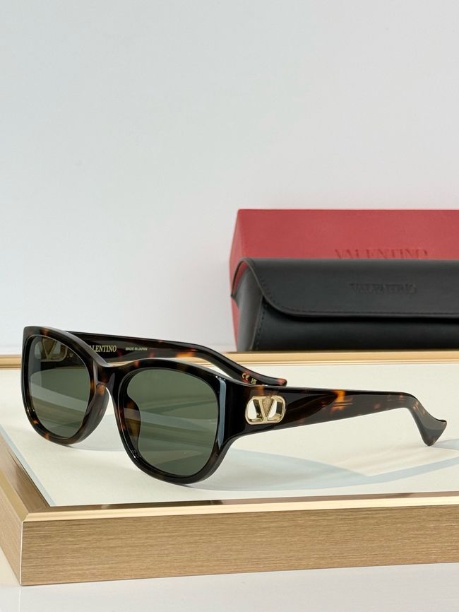 Valentino Sunglasses 821566-6
