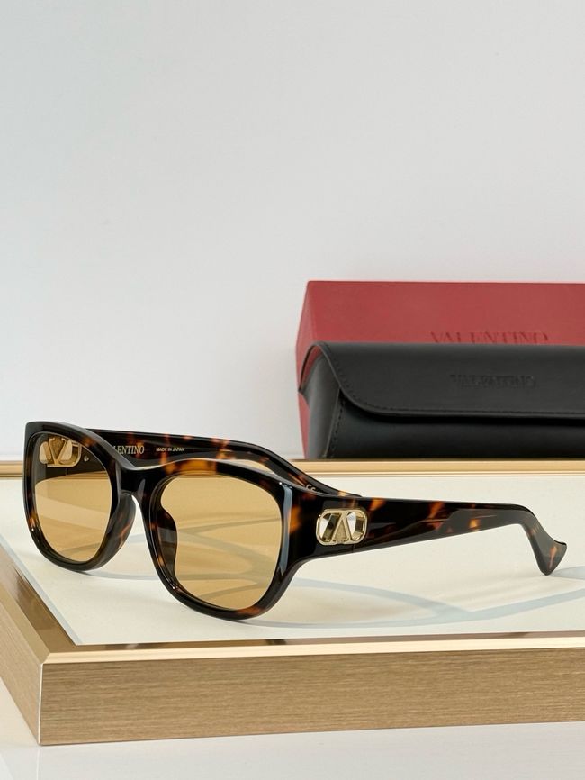 Valentino Sunglasses 821566-7
