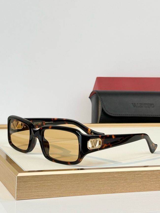 Valentino Sunglasses 821567-3