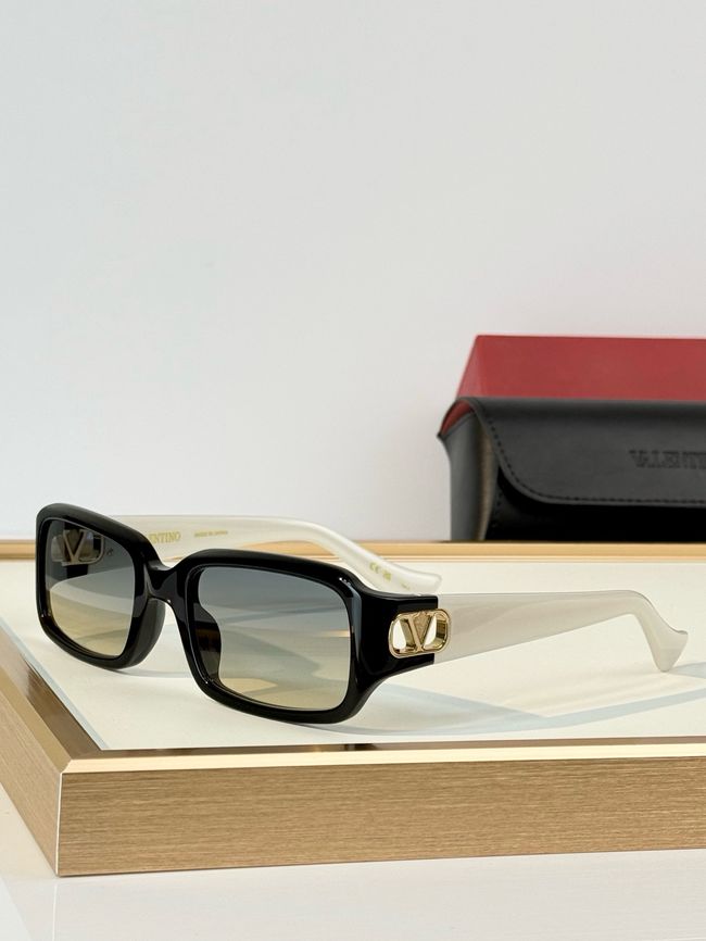 Valentino Sunglasses 821567-4