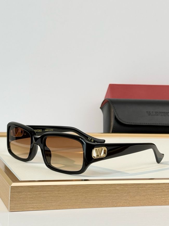 Valentino Sunglasses 821567-5