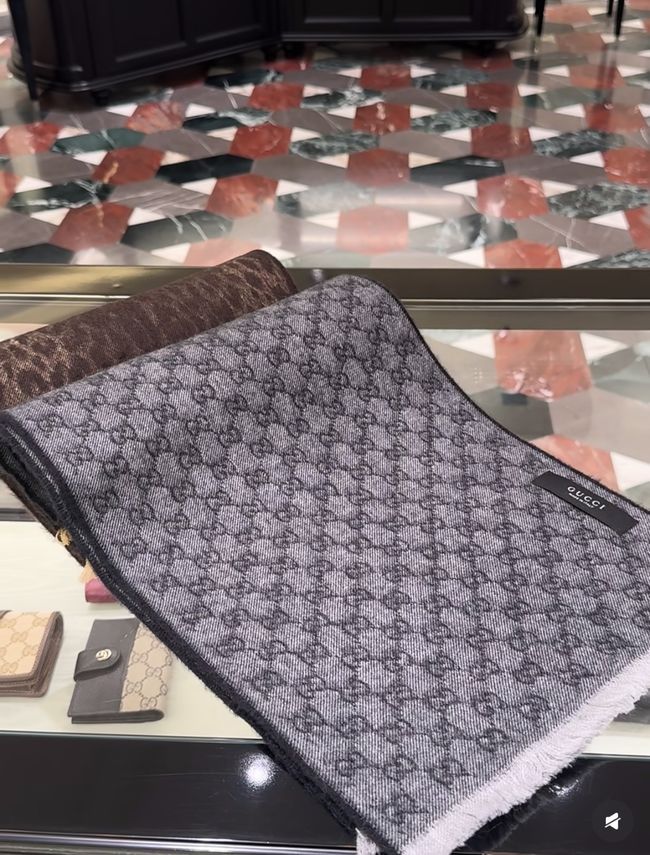 Gucci Reversible Cashmere scarf A005HK-2 Gucci Reversible Cashmere scarf A005HK-2