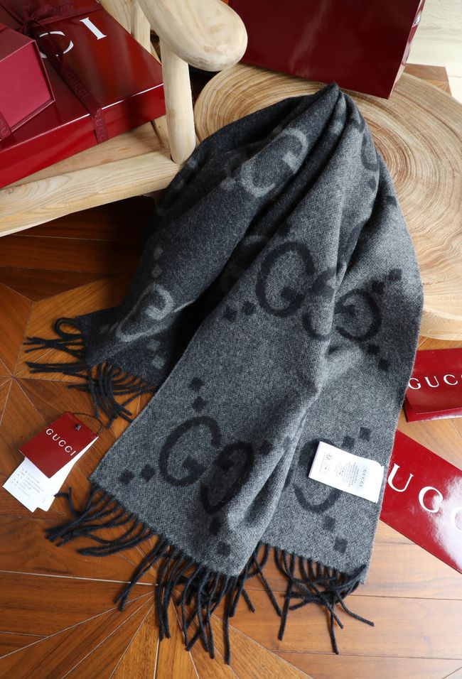 Gucci Reversible Cashmere scarf 777067-6 Gucci Reversible Cashmere scarf 777067-6
