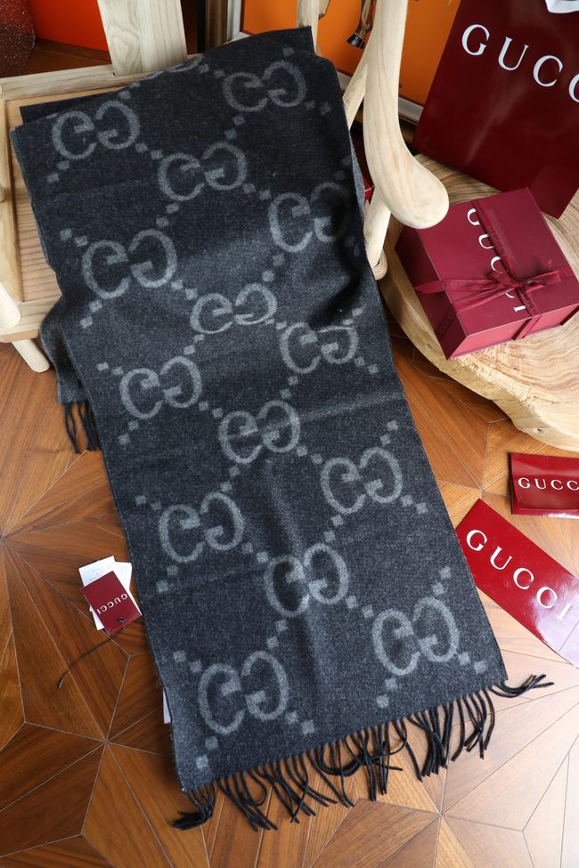 Gucci Reversible Cashmere scarf 777067-6 Gucci Reversible Cashmere scarf 777067-6